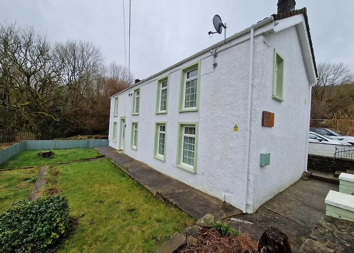 Lewis Gethin House, Newly Renovated Cottage Sleeps 9, Close To Bike Park Wales
