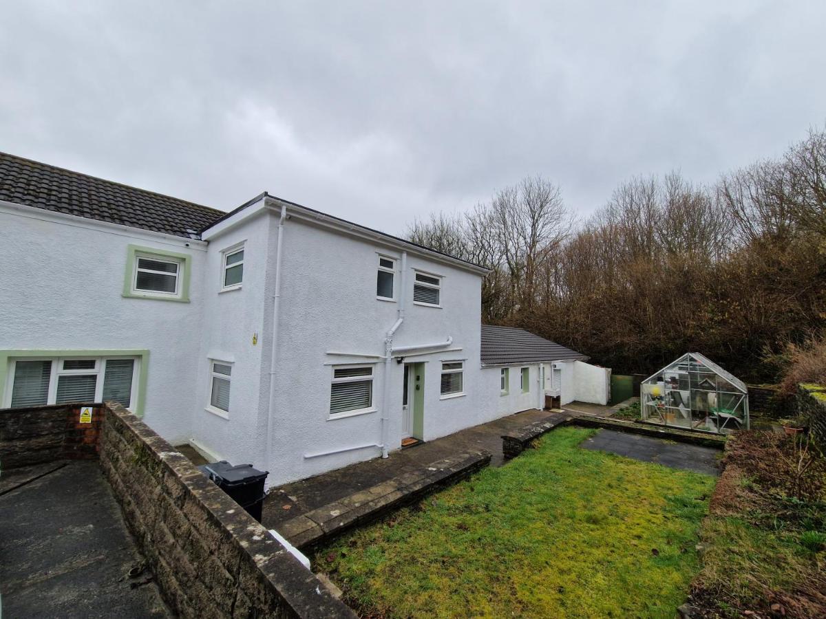 Lewis Gethin House, Newly Renovated Sleeps 9, Close To Bike Park Wales Holiday home