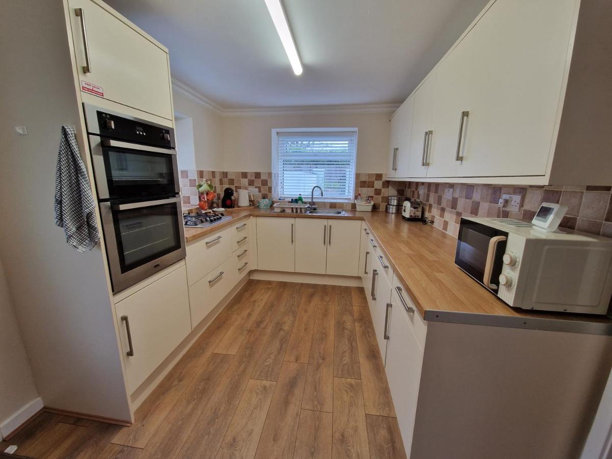 Lewis Gethin House, Newly Renovated Sleeps 9, Close To Bike Park Wales Holiday home *