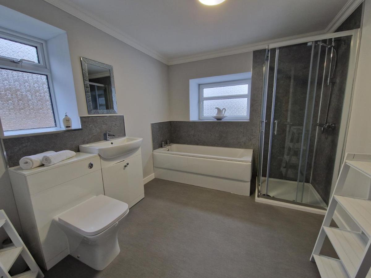 Lewis Gethin House, Newly Renovated Sleeps 9, Close To Bike Park Wales *